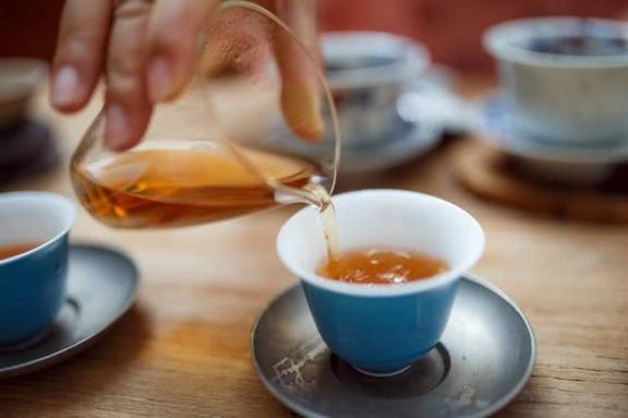 吸烟喝酒的人常喝茶好还是喝开水好？答案让人想不到  曹格喝酒 爱喝茶 晚上喝酒了和狗狗做了 理财是一种习惯 感谢你吸烟 第2张