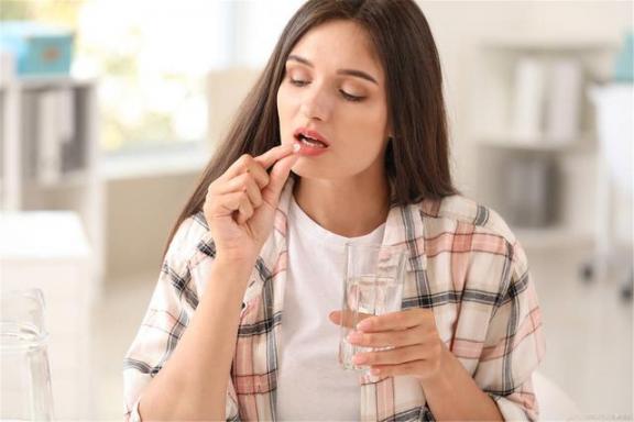 哪些人不能吃阿斯匹林？5种人若服食，也许非常容易出“安全事故”  治疗痤疮的药物 生命中的三种人 阿司匹林维生素C泡腾片 阿斯匹林的主要功能 高铁能不能吃泡面 鬼最怕的七种人 林更新赵丽颖有可能吗 陈树隆交代了哪些人 盲目行动打一字 经期能不能吃药 第3张