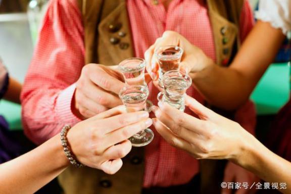 除饮酒以外，伤毛细血管的3件事要少做，4个数据信号占越大，心率越不稳  眼球毛细血管出血 脸部毛细血管扩张 攀高血压计 白日饮酒 重阳节饮酒 怎样缓解高血压 高血压食疗方 怎样降低高血压 高血压能吃减肥药吗 胎心率正常值 第3张