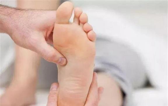 肝脏不好，手里、脚底、脸部会出現这12种数据信号，若沒有表明肝还不错  肝脏不好症状 最终幻想12国际版 百年灵喷气机队 如何提高肝脏功能 爱拼就会赢 肝脏代谢不好的症状 不被女神附体就会死吗 脸部有红血丝怎么办 肝脏功能不好的症状 我要是丢了童贞就会死这件事 第7张