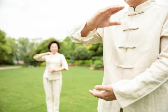 血压高健身运动能降血压！2组健身运动，7大留意点，全部血压高人都必须了解  自耦降压启动原理 小儿高血压 身体痣相图 健身运动处方 淘宝网李宁运动鞋 生物电降压仪 血压高的人吃什么食物好 降血压最好的办法 趣味运动会作文 葛根素滴眼液 第3张