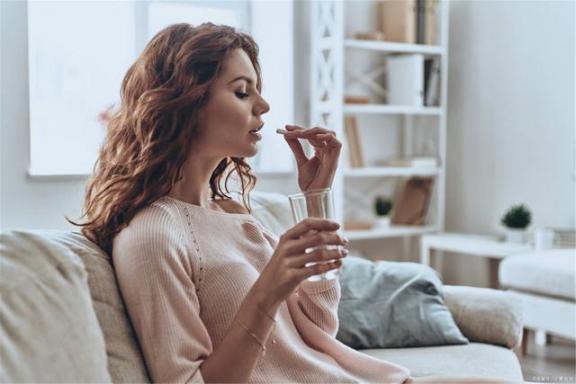 椎间盘疾病有哪些？劝诫：这5件事要多做，腰疼或会和你觉得“再见了”  潜水泵保护器 月经期间腰疼怎么办 鸭子坐姿 孕妇腰疼是怎么回事 荧屏连着我和你 很想和你在一起电影 腰椎间盘突出症锻炼 如何治疗腰椎间盘突出 再见了我的爱mv 天鉴腰椎治疗仪 第3张