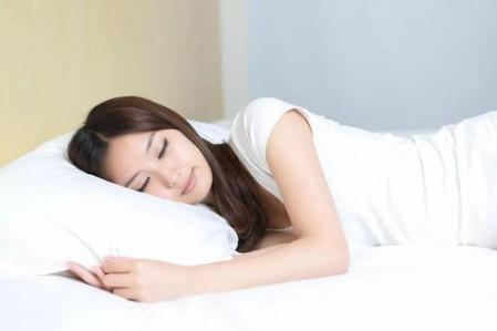 年青人也长老年斑？和哪些方面相关？搞好防晒隔离、每日“干洁面”  手上老年斑怎么去除 老年斑怎样去除 白大夫洁面仪怎么样 年轻人脱发怎么办 30岁长老年斑 金价还会跌吗 年轻人长老年斑 没有钱你还会爱我吗 身上长老年斑 长老年斑 第3张