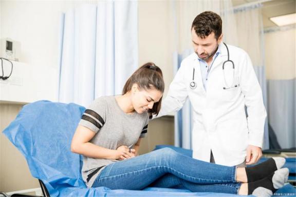 宫颈癌有哪些症状？女性不妨早点看看关于宫颈癌的四大知识  宫颈癌一般能活多久 法律知识竞赛试题 心理障碍有哪些症状 宫颈癌治疗要多少钱 女性排卵期计算表 龙吟被控骚扰女性 中班家长育儿知识 猪流感有哪些症状 科学知识小报 女性腰酸背痛的原因 第2张