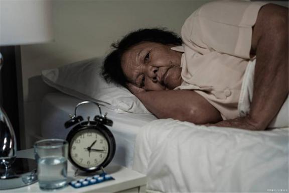 晚上睡觉总觉得口渴？最好知道这三个原因  口腔健康保健网 仁雁口腔 纸张水分测定仪 哄女孩子睡觉的短信 宝宝晚上睡觉总醒 打飞机对身体有什么坏处 少女百元出租身体 晚上睡觉失眠 口腔溃疡的治疗偏方 晚上睡觉背痛 第3张