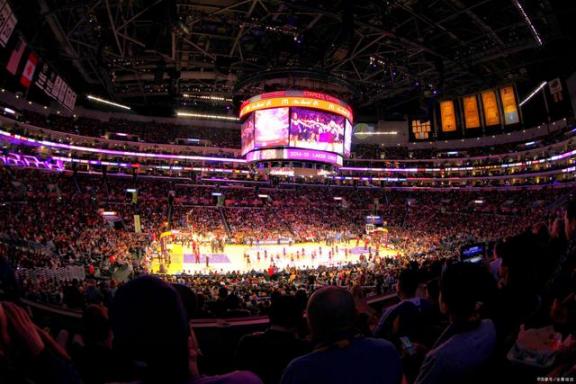 扎心了！NBA用球有多贵？顶级赛事用球，普通人一个月工资都不够  分手感人的话 斯伯丁篮球价格 27个月工资 街头篮球进不去 顶级发型师 NBA更换官方比赛用球 宝宝照片比赛 日本格斗赛事坚持正常进行 lol赛事直播 哈登手感欠佳 第1张